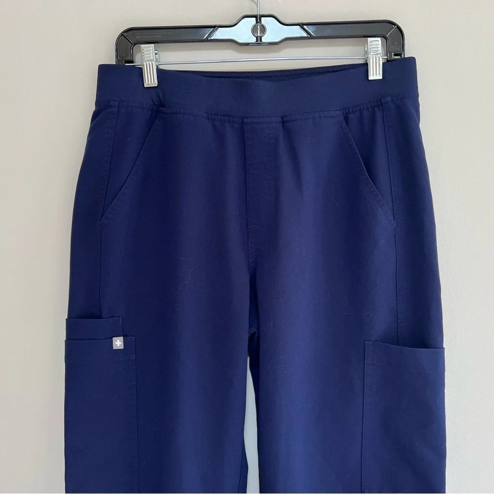 FIGS Men’s Axim Cargo Straight Leg Scrub Pants in Navy Blue, size Medium